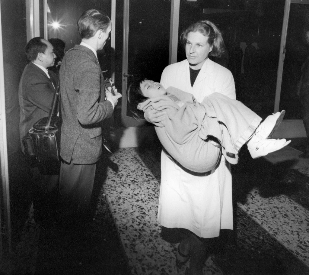 Accueil avec journaliste, enfant arrivant du Vietnam. 1966. Soins spécialisés