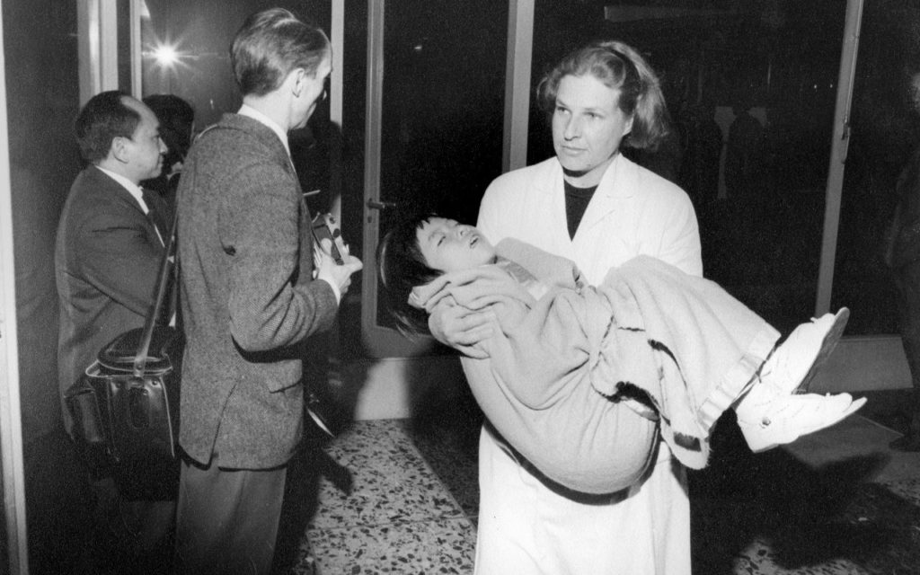 Accueil avec journaliste, enfant arrivant du Vietnam. 1966. Soins spécialisés